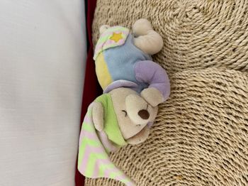 Doudou musical souris mauve vert jaune bleu CMP