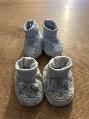 Lot de 2 paires de petits chaussons naissance 0/6 mois