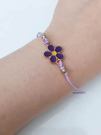 Bracelet fleur couleur lila sur cordon ajustable – look minimaliste