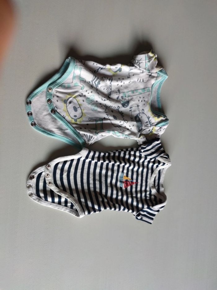 2 bodies manches courtes