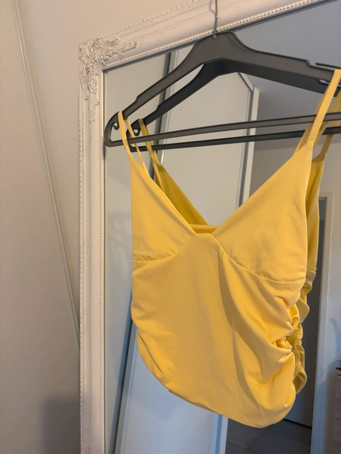 Top jaune froncé sur les côtés