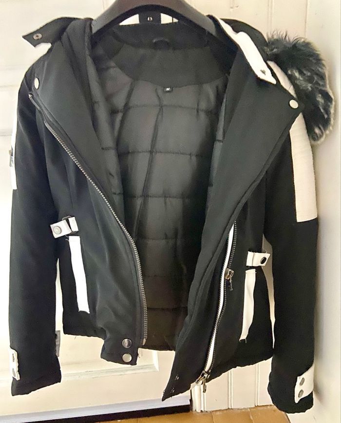 Super blouson avec capuche couleur noir blanc taille m bon état - photo numéro 8