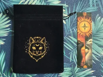 Lot chat, pochette en velours + marque pages