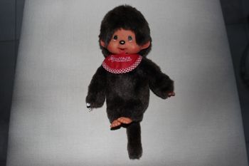 Kiki peluche Monchhichi Garçon Rouge