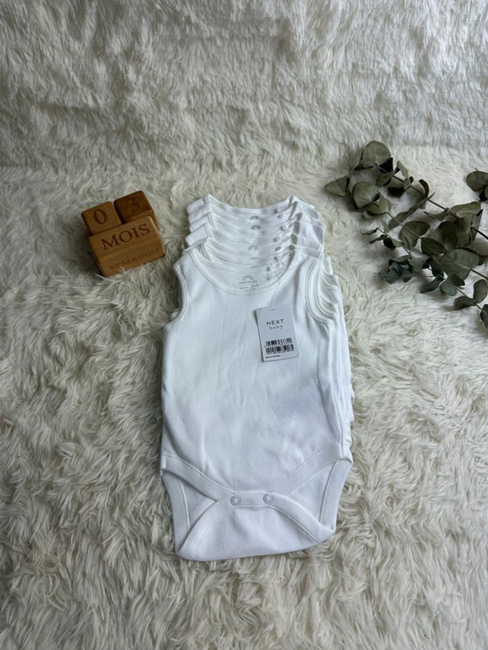 Lot de 7 bodies débardeurs Next taille 3-6 mois