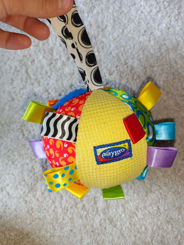 Balle d'activité bébé à grelot et étiquettes - photo numéro 2