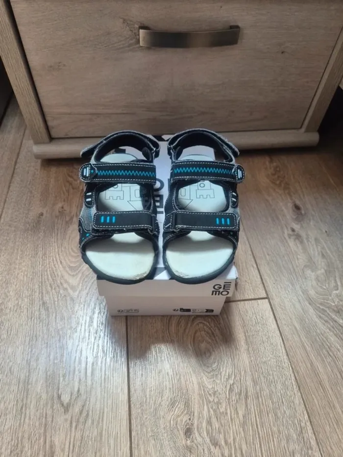 Chaussures sandales / nu-pieds gémo pointure 28 en très bon état - photo numéro 2