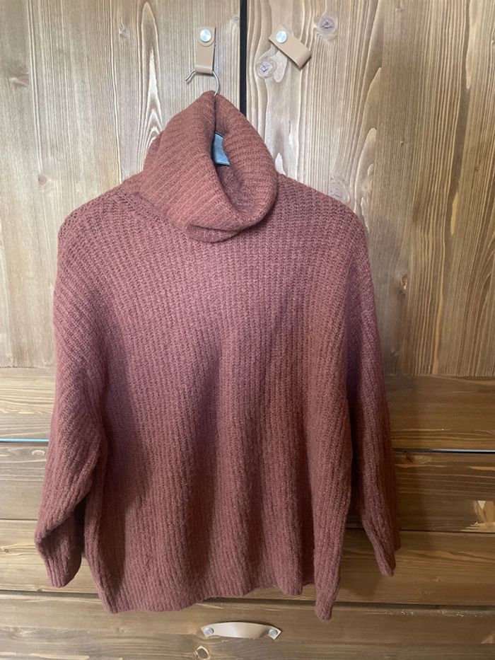 Pull mi long et loose col roulé terracotta