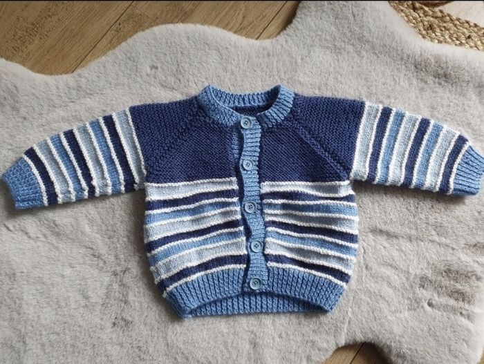 Gilet à boutons tricoté main tons bleus 6-9 mois - photo numéro 2