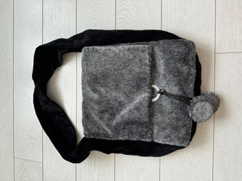 Sac à l'épaule en peluche grise et noire