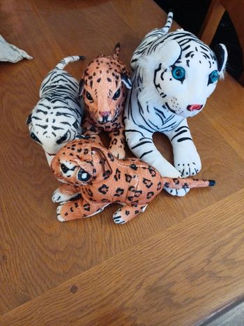 Lot de 4 peluches