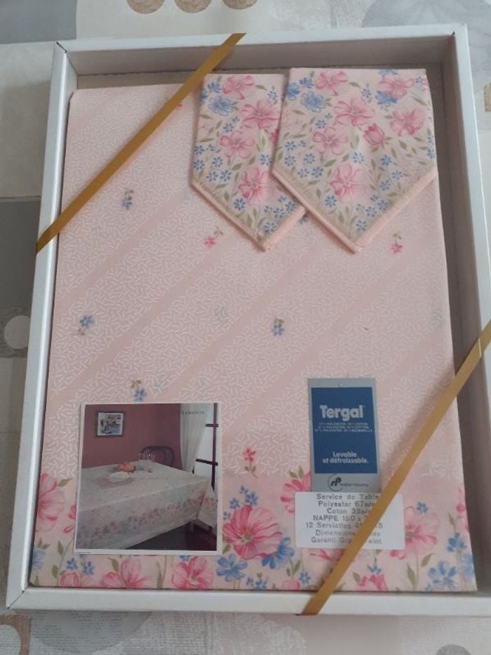 service de table vintage avec des motifs de fleurs