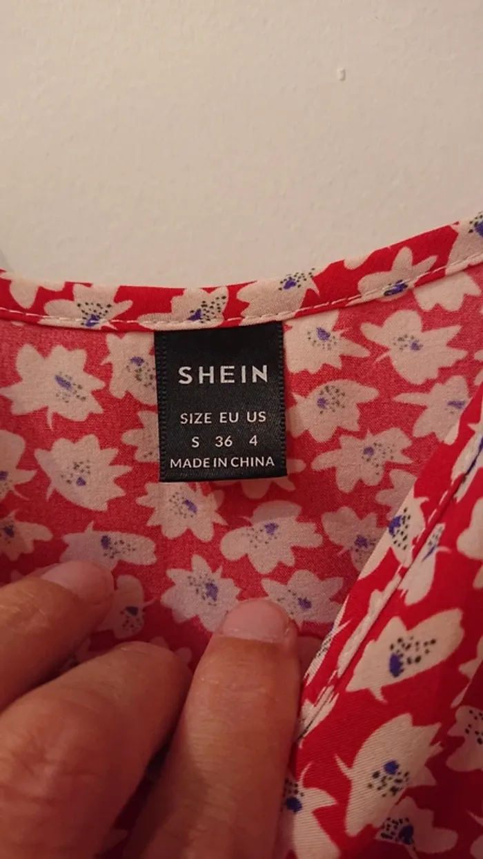 Robe été légère rouge à fleurs blanches - photo numéro 3