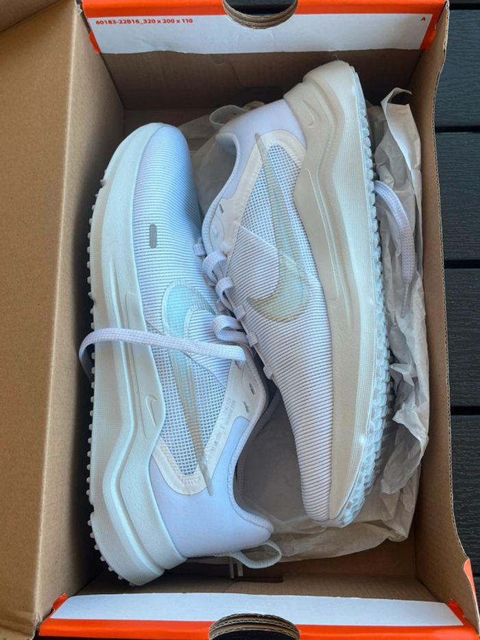 Baskets , Nike , Femmes , Blanches , Taille 39 , Neuves - photo numéro 2