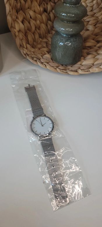 Jolie montre argenté neuve