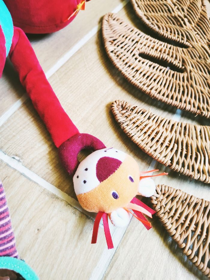 🦨Peluche doudou multi activités sensorielles Georges le Lemurien marque Lilliputiens - photo numéro 4