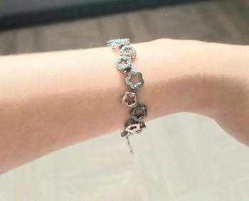 Bracelet en forme de fleurs en argent rhodié
