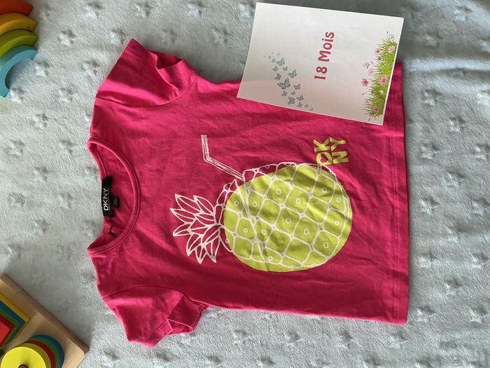 teeshirt manches courtes rose fuchsia impression ananas jaune 18 mois DKNY - photo numéro 3