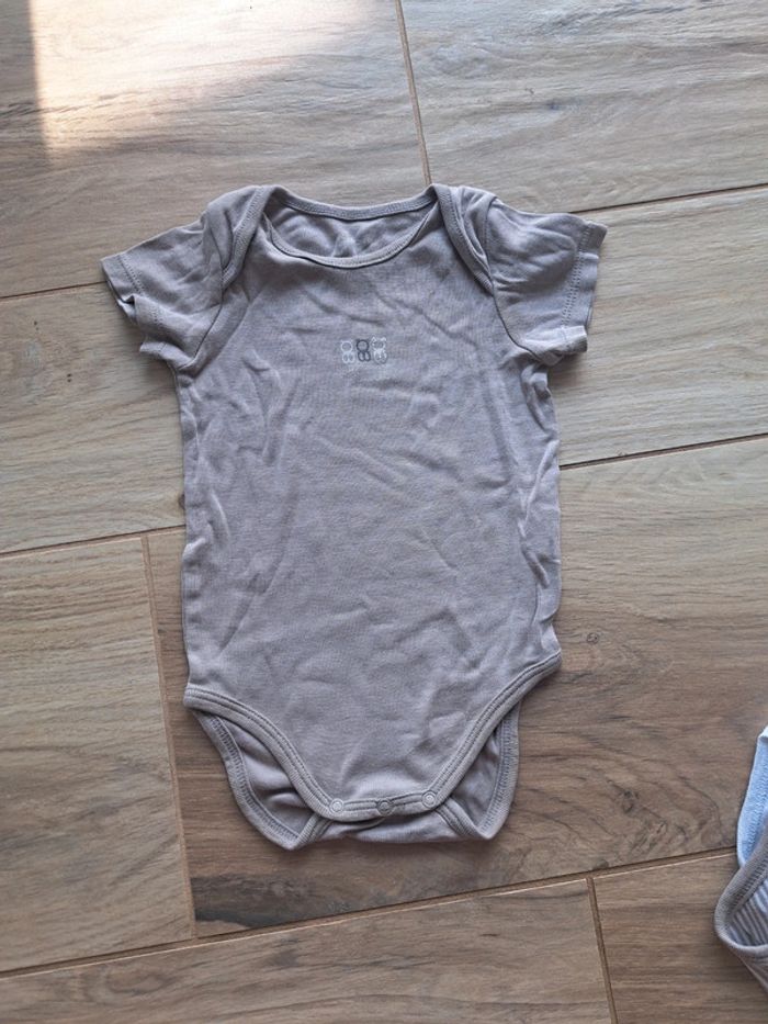 Lot 6 bodies 12 mois Petit Bateau - photo numéro 5