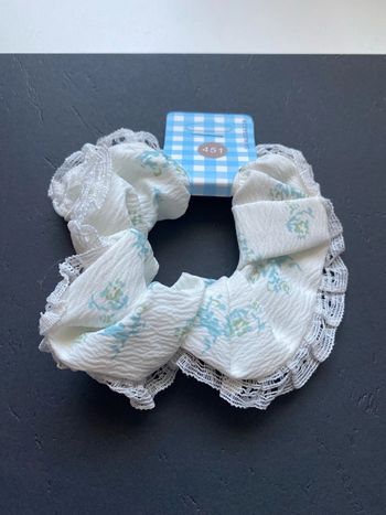 Chouchou blanc à fleurs bords à dentelle