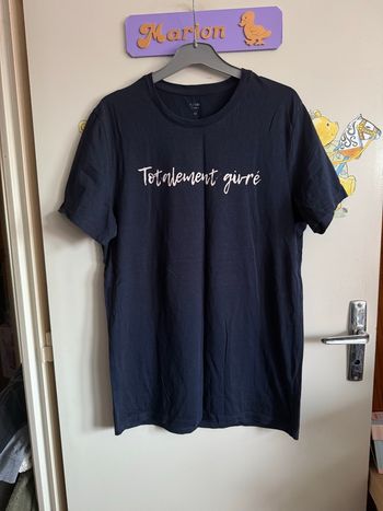 Tee shirt à manches courtes bleu marine avec inscription totalement givré, taille M, marque Kiabi