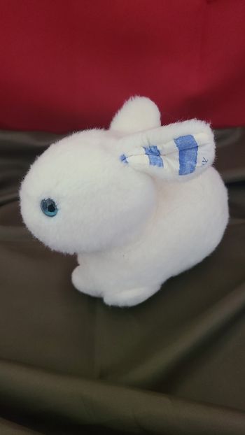 doudou lapin blanc yeux bleu motif bleu oreille hochet vintage