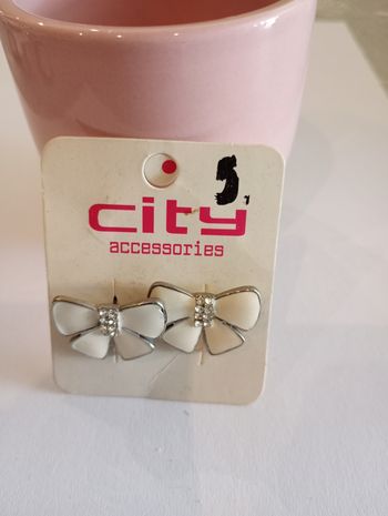 Boucles d'oreille noeuds blancs strass