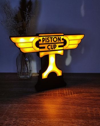 Piston Cup 25x19cm Excellent état Fan Art Cars Disney Pixar