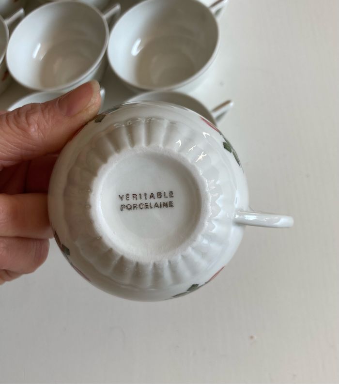 Lot 11 tasses en porcelaine - photo numéro 3