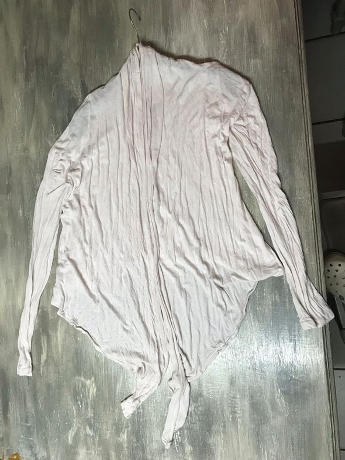 Gilet longues manches rose pâle.