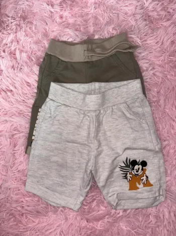Lot de deux bermudas légers 09 mois