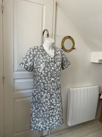 Robe blanche et grise