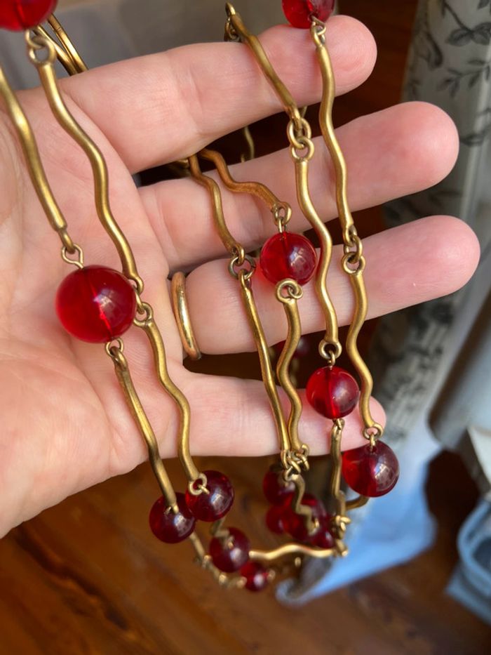Long sautoir doré et perles résine rouge Biche de Bere - photo numéro 4