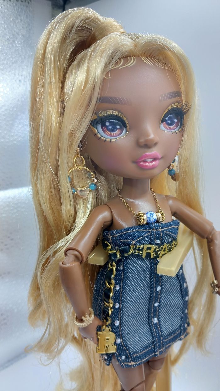 Poupée rainbow high Meline custom avec accessoires et tenues - photo numéro 4
