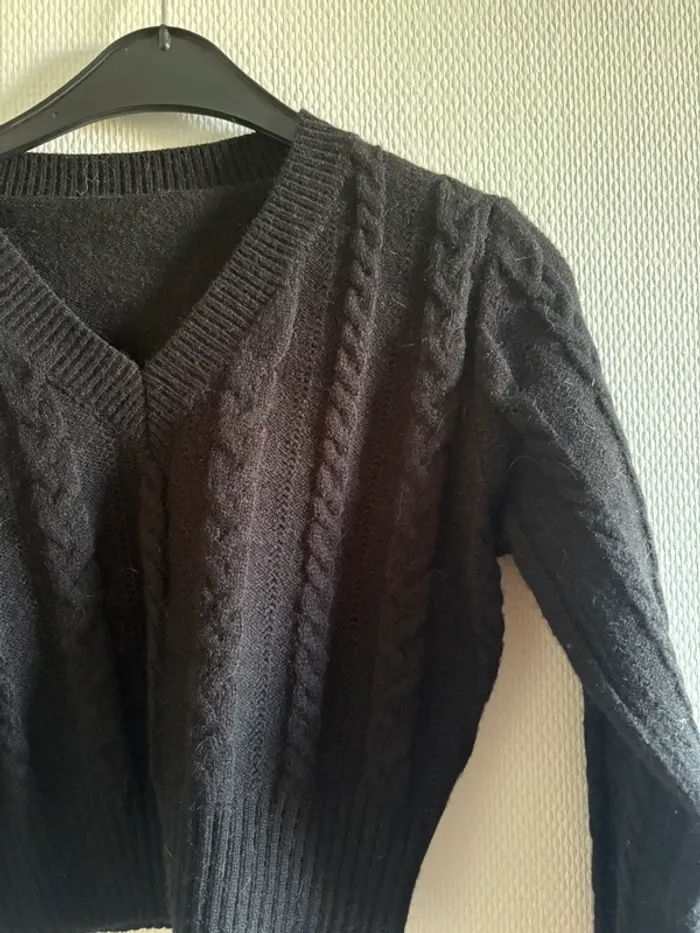 Joli pull court noir - taille XS - photo numéro 2