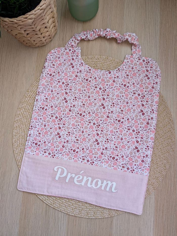 Serviette de cantine fleurie rose