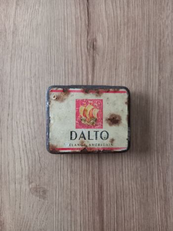 Boite ancienne en métal.