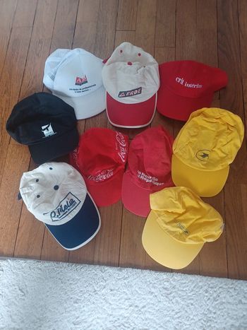 9 casquettes publicitaires