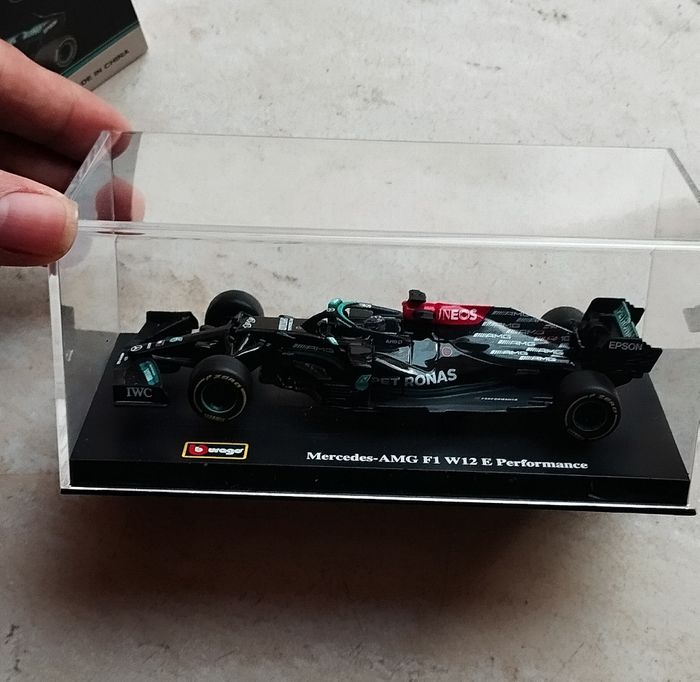 Voiture de collection Bburago Lewis Hamilton Mercedes -AMG F1 Hamilton - photo numéro 4
