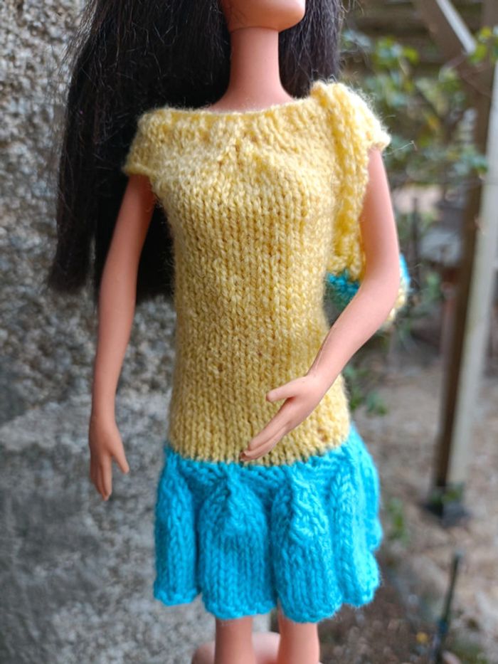 Robe jaune et bleu avec sac en crochet pour barbie - photo numéro 4