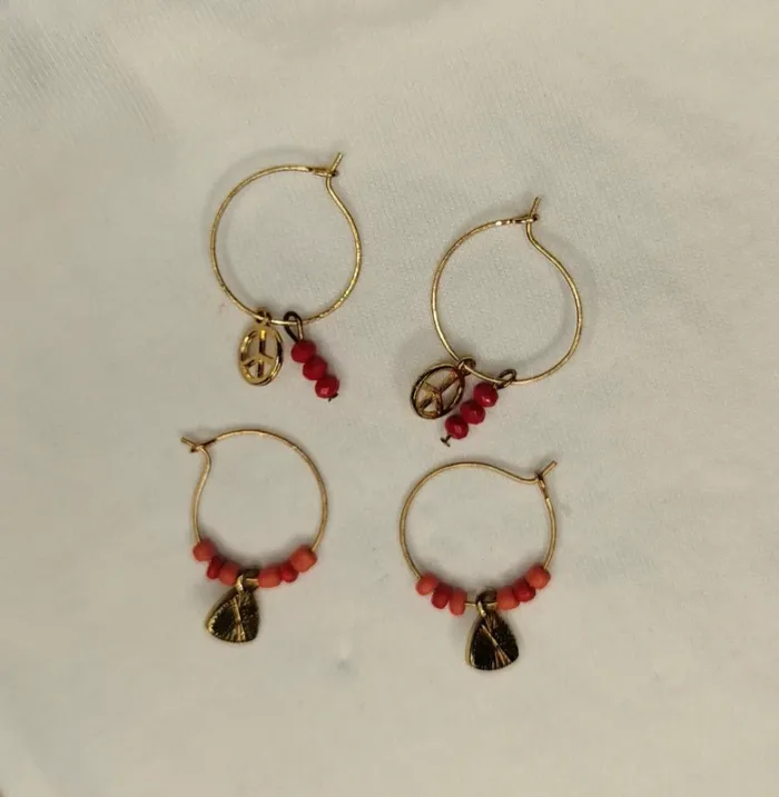 Lot de deux boucles d'oreilles - petite créoles avec perles de rocailles et charmes - photo numéro 3