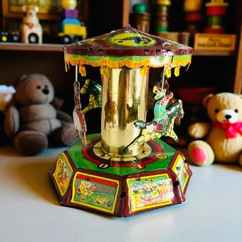 Carrousel mécanique en tôle lithographiée. Payá, Espagne 1950–70, à clé, complet et fonctionnel.