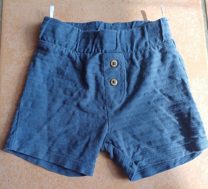 Short bleu