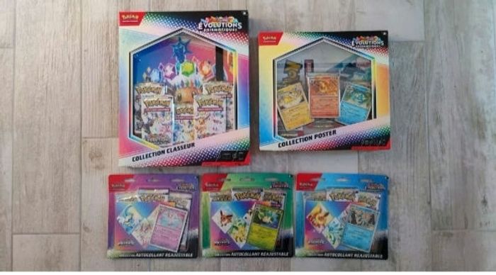 Lot Pokémon EV08.5 Évolutions Prismatiques :

1 coffret classeur
1 coffret poster
3 tripacks