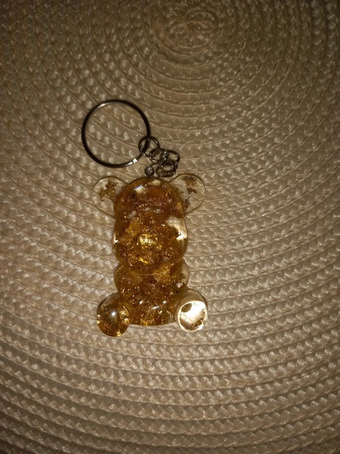Porte clé ourson avec des feuilles dorés
