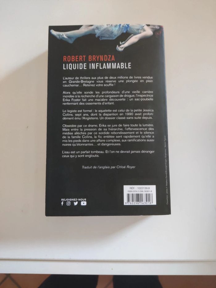 Liquide inflammable. Robert Bryndza - photo numéro 2