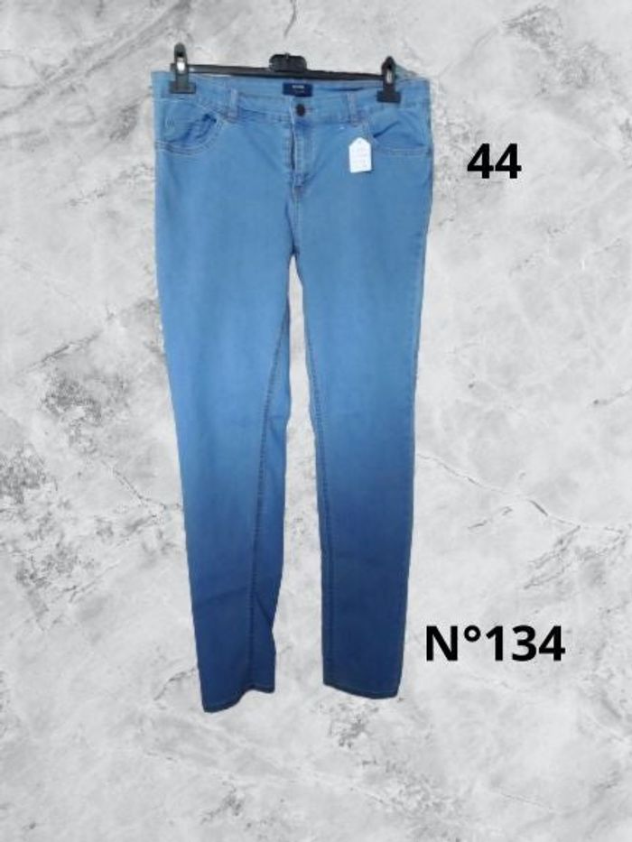 N°134 Jean bleu T44. Kiabi. Taille basse, coupe slim.