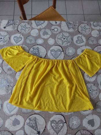 Tee-shirt jaune épaule dénudée