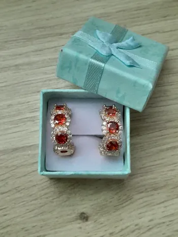 Boucles d'oreilles, dorées, pierres rouges