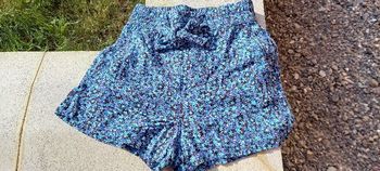 short fleuri bleu